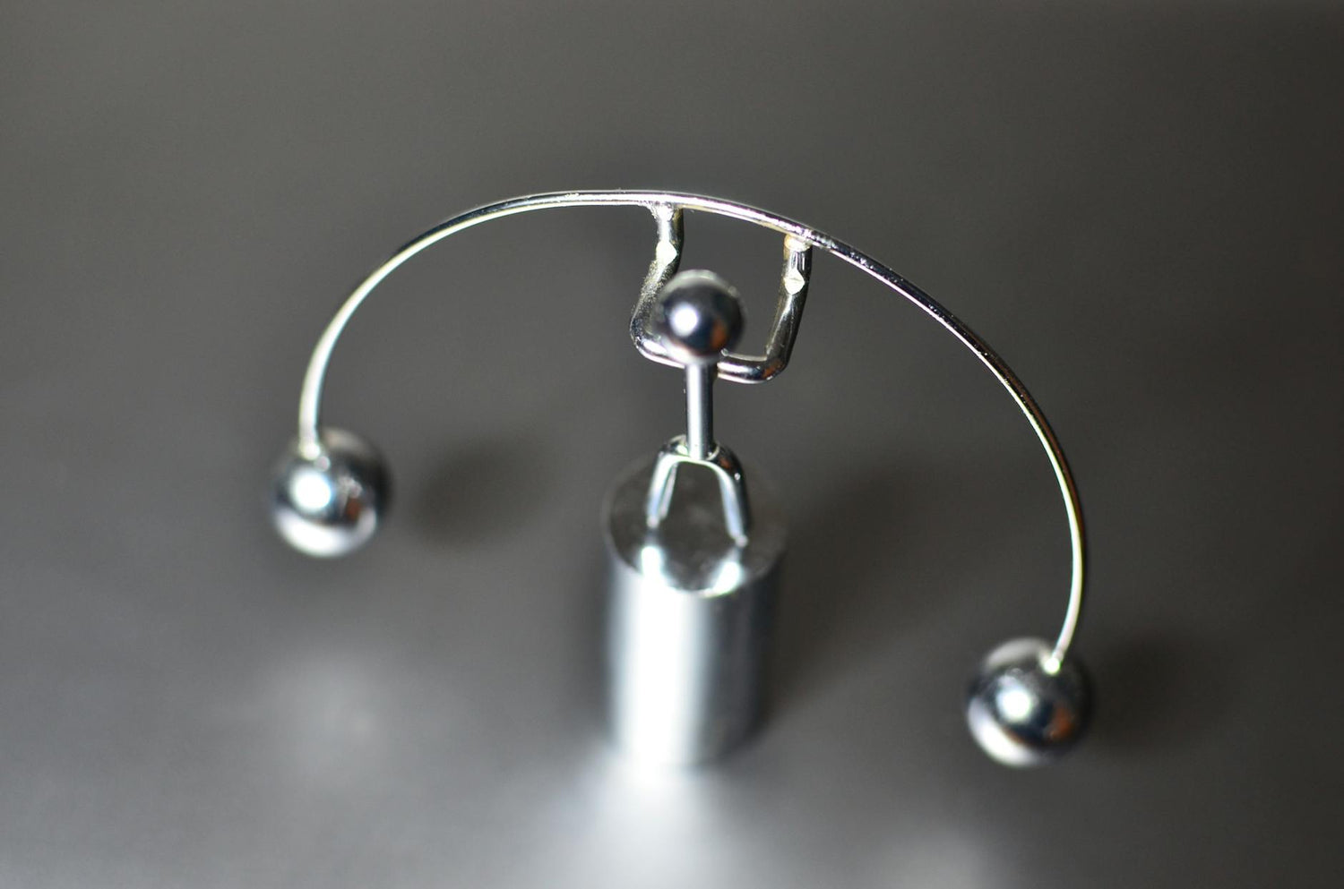 Newton's Cradle Desk Toy: Decorate Your Office with Physics